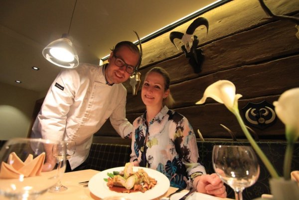 Gastgeber: Chef Ingo Seidensticker und seine Frau Eva-Maria Iselin im
Germanenhof, vor ihnen der Kaninchenrücken. - © Tobias Schreiner