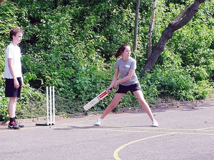 Die Kalletaler Schüler haben unter anderem Cricket ausprobiert. - © Foto: privat
