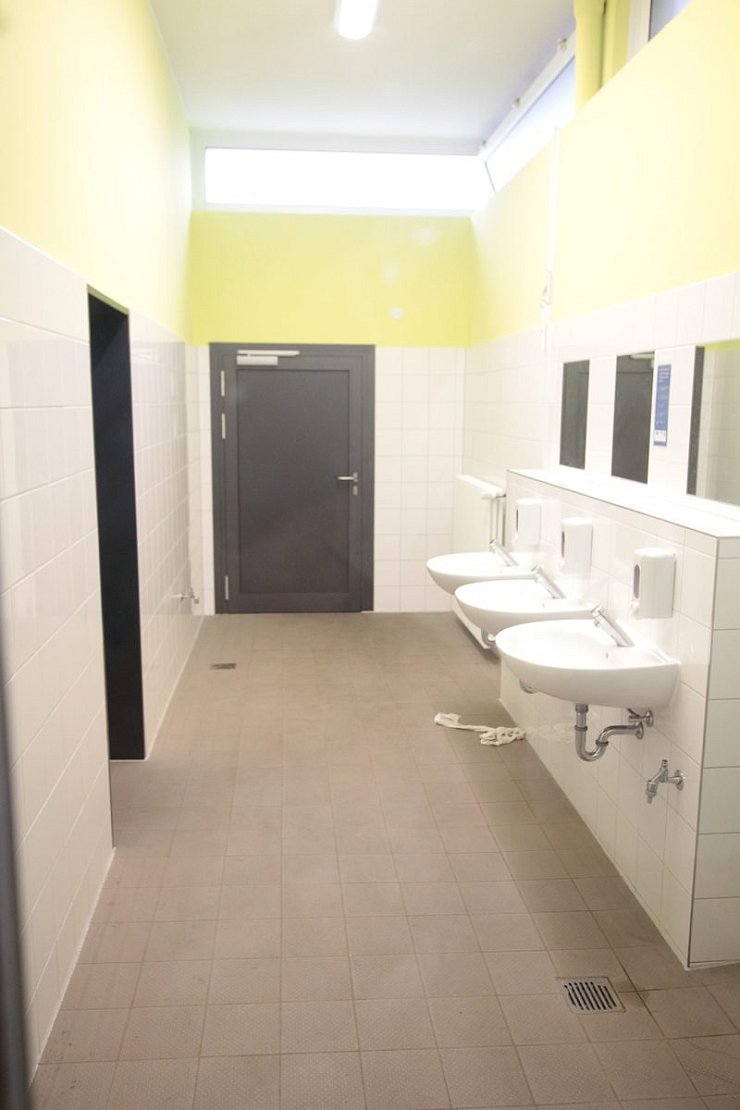 Jungen-Toilette: Von dort kamen zwei Schüler mit starkem Husten. - © Corina Lass
