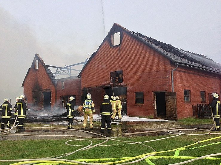 150 Feuerwehrleute waren am Freitagabend bei einem Großbrand in Schöning bei Delbrück (Kreis Paderborn) im Einsatz. In Vollbrand standen zwei Scheunen und eine Remise. - © FOTO: RALPH MEYER