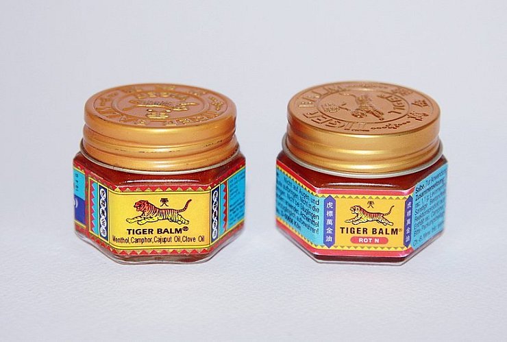 Zum Verwechseln ähnlich: Links ist der günstige "Tigerbalsam" aus Thailand zu sehen, rechts das teurere – in der Zusammensetzung ähnliche Produkt –, das die Kölner Firma "Klosterfrau" aus Singapur bezieht. - © Foto: Kay Meiners