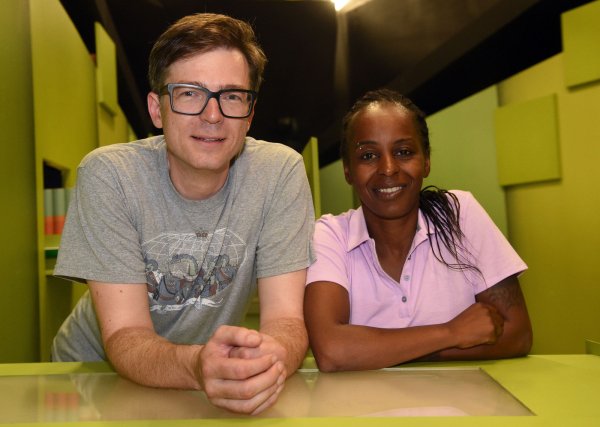 Bekanntes Duo: Ralph Caspers und Shary Reeves moderieren die Kindesendung «Wissen macht Ah!». Nun begeisterte Ralph zahlreiche Kinder und Erwachsene bei seinem Besuch am Mittwoch im Detmolder Freilichtmuseum. - © dpa