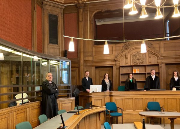 Mehr als zehn Monate nach der Todesfahrt am Berliner Ku\\\'damm hat das Landgericht ein Urteil gesprochen. Im Gerichtssaal sitzt links der Fahrer, davor steht sein Verteidiger C. Mark Höfler. - © Marion van der Kraats/dpa-Zentralbild/dpa