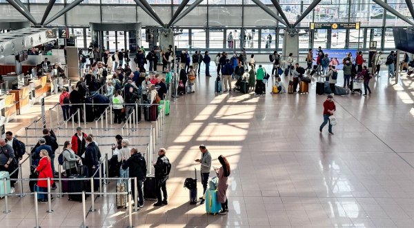 Schlangen hatten sich nach dem Warnstreik am Hamburger Flughafen vor dem Sicherheits-Check gebildet. Nun ruft Verdi für Montag erneut zu einem Warnstreik auf, diesmal am Flughafen Berlin-Brandenburg. - © Axel Heimken/dpa