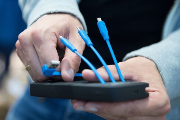 Adapter ade dank EU: Verbraucherinnen und Verbraucher benötigen zum Laden von Akkugeräten bald wohl nur noch USB-C-Kabel (zweites von rechts). - © Franziska Gabbert/dpa-tmn