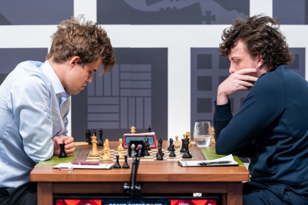 Der Norweger Magnus Carlsen (l) sitzt dem US-Amerikaner Hans Niemann in einer Schachpartie gegenüber. - © Crystal Fuller/Saint Louis Chess Club/dpa