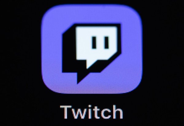 Das Icon des Videosstreaming-Dienstes Twitch auf einem iPhone. - © Silas Stein/dpa