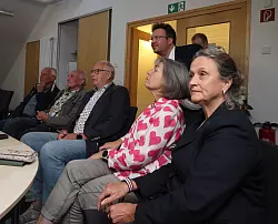 Spannende Minuten im Kalletaler Rathaus: Die Ergebnispräsentation verfolgen Politiker von SPD und CDU, unter ihnen Heidi Lagemann (rechts), Julian Gerber (hinten) und Dieter Hartwig (Dritter von rechts). - © Jens Rademacher