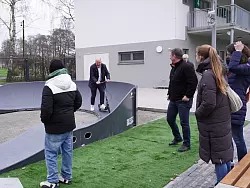 B&uuml;rgermeister Marcus P&uuml;ster wagt sich auf die Bahn. - &copy; Gemeinde Schlangen