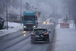Die Leopoldstaler Ortsdurchfahrt pr&auml;sentiert sich zwar deutlich winterlich, der Verkehr rollt aber dank ger&auml;umter und gestreuter Stra&szlig;en am Morgen ganz normal. - &copy; Jost Wolf
