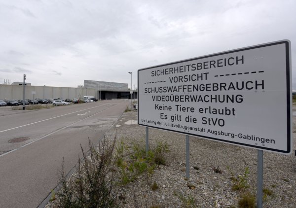 Gegen Mitarbeiter der Justizvollzugsanstalt Augsburg-Gablingen wird wegen des Verdachts der Körperverletzung ermittelt. (Archivbild) - © Stefan Puchner/dpa