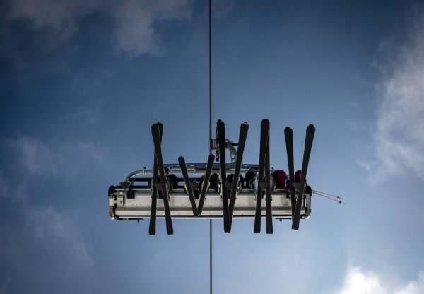 Am Freitag soll ein erster Lift in Winterberg aus dem Sommerschlaf erwachen. (Archivbild) - © Bernd Thissen/dpa