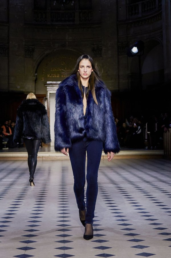 Mitternachtsblau erobert die Laufstege: Bei der 032c Ready-To-Wear Show glänzt eine Fake-Fur-Jacke in dem Ton (ca. 1.200 Euro). - © 032c Ready-To-Wear/dpa-tmn