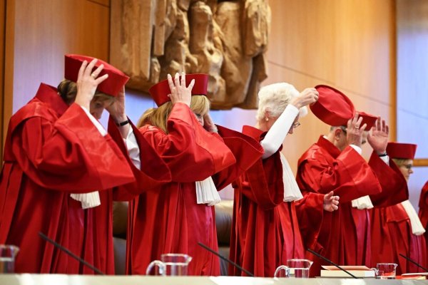 Der Zweite Senat des Bundesverfassungsgerichts nimmt den Soli unter die Lupe. - © Uli Deck/dpa