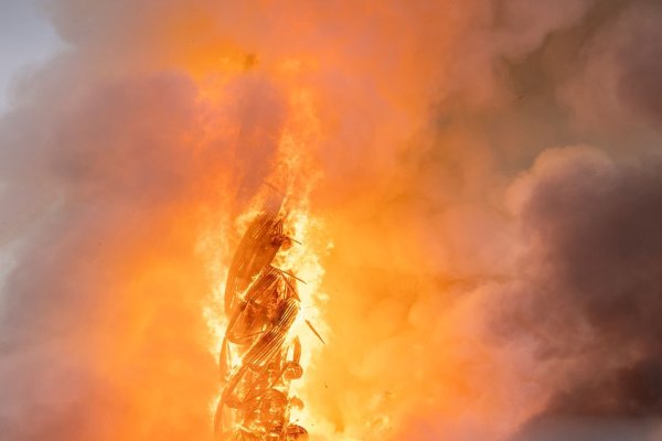 Auch die ikonische Turmspitze des Gebäudes wurde völlig von den Flammen zerstört. (Archivbild) - © Ida Marie Odgaard/Ritzau Scanpix Foto/dpa