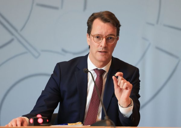 Nach Ansicht von NRW-Ministerpräsident Hendrik Wüst (CDU) sind auch nach dem Bruch der Ampel noch einige Gesetzesvorhaben umsetzbar. - © Oliver Berg/dpa