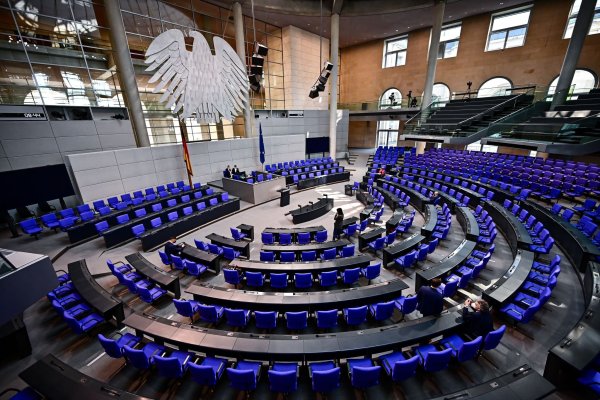 Vertrauensfrage, Auflösung des Bundestages - dann wird es im Plenarsaal leer. - © Fabian Sommer/dpa