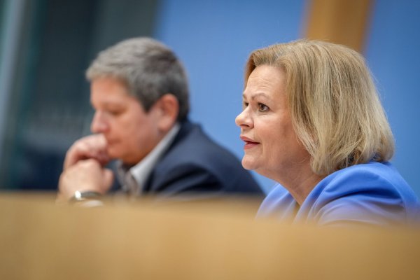 Innenministerin Nancy Faeser und BSI-Präsidentin Claudia Plattner bei der Vorstellung des BSI-Lageberichts. - © Kay Nietfeld/dpa