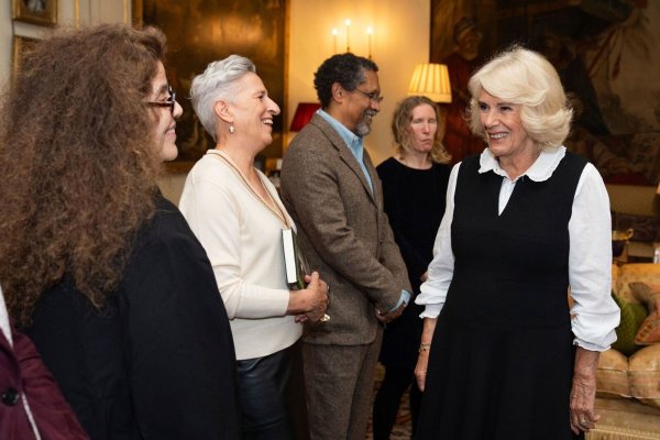 Hatte wegen einer Infektion kurz pausiert: Queen Camilla. - © Aaron Chown/Pool PA/AP