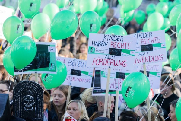 Rund 22.000 Menschen haben sich vor einem Jahr an einer Demo gegen Einsparungen im Sozialbereich beteiligt - mit ähnlich vielen Menschen rechnen die Veranstalter in diesem Jahr. (Archivbild) - © Rolf Vennenbernd/dpa