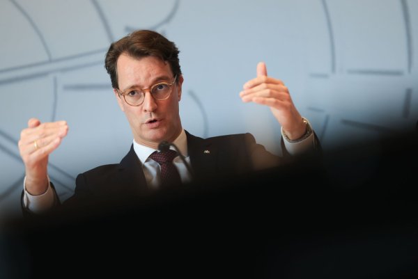 NRW-Ministerpräsident Hendrik Wüst will es Unternehmen und Bürger durch Maßnahmen zum Abbau von Bürokratie leichter machen. - © Oliver Berg/dpa