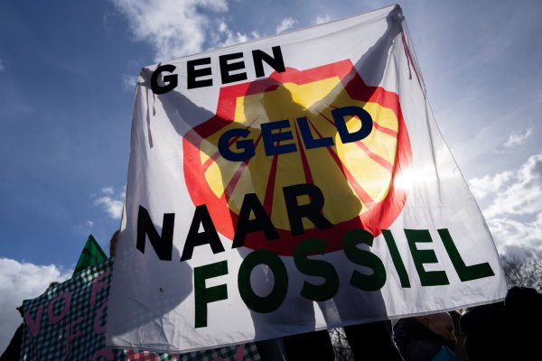 Wird das Klimaschutz-Urteil gegen Shell in zweiter Instanz bestätigt? (Archivbild) - © Peter Dejong/AP/dpa