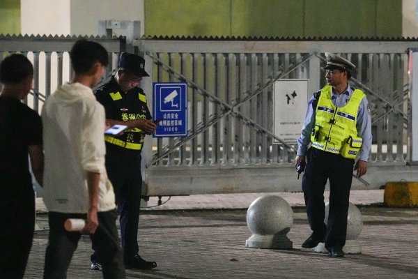 Sicherheitsbeamte stehen am Tor eines Sportzentrums Wache, wo ein Mann ein Auto in eine Gruppe von Menschen gefahren hat. - © kyodo/dpa
