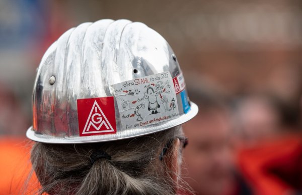 Nachdem sich die Tarifparteien in der Metall- und Elektroindustrie in einer Region in Norddeutschland und in Bayern auf einen Pilotabschluss geeinigt haben, soll der Vertrag auch auf NRW übertragen werden. (Archivbild) - © Bernd Thissen/dpa
