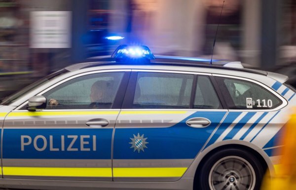 Eine Frau hat zwei Personen auf offener Straße angegriffen (Symbolbild). - © Peter Kneffel/dpa