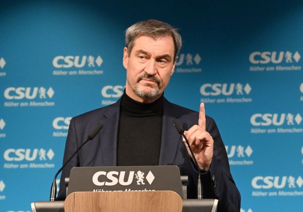 Das Deutschlandticket ist für Markus Söder auf Dauer nicht mehr finanzierbar. (Archivbild) - © Felix Hörhager/dpa