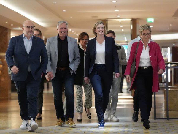 Die Tarifparteien der deutschen Metall- und Elektroindustrie haben in der vierten Verhandlungsrunde einen Durchbruch erzielt. - © Marcus Brandt/dpa