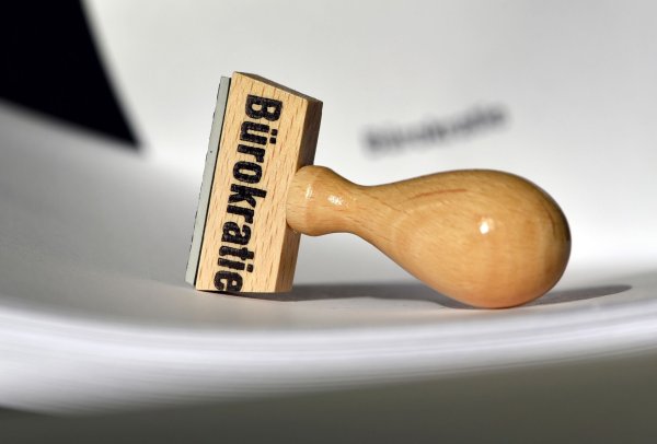 Unternehmen und Selbstständige klagen unisono über zu viel Bürokratie. Darüber, wie diese reduziert werden kann, gibt es unterschiedliche Auffassungen. (Symbolbild) - © Ralf Hirschberger/dpa-Zentralbild/dpa