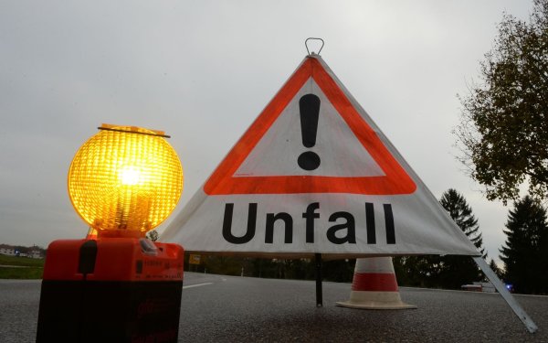 Ein umgekippter Gefahrgut-Lkw hat stundenlang die Autobahn 565 bei Bonn blockiert. (Symbolbild) - © Patrick Seeger/dpa
