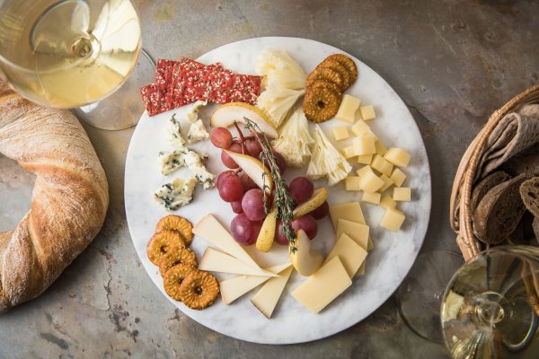 Eine Käseplatte nach der Uhr gestellt: Um 12 Uhr beginnt es mild mit Tête de Moine, wird mit Emmentaler, Le Gruyere und Appenzeller immer herzhafter und schließt zwischen 9 und 11 Uhr mit würzigem Blauschimmelkäse. Trauben, Birnenspalten, Thymian, Rote-Bete- und Brezel-Chips lockern die Platte auf. - © Christin Klose/dpa-tmn