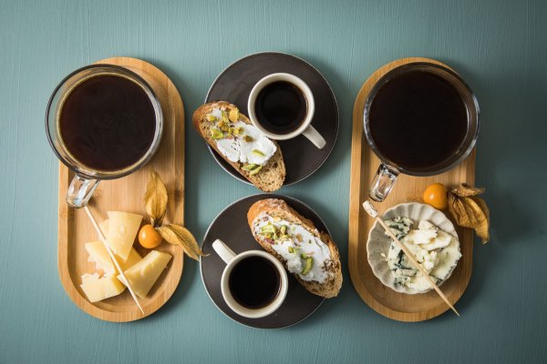 Klingt ungewöhnlich, aber passt: Zum Espresso oder Kaffee muss es nicht immer Süßes sein. Es passen etwa auch ein Le Gruyere, Ziegenfrisch- oder Blauschimmelkäse. - © Christin Klose/dpa-tmn