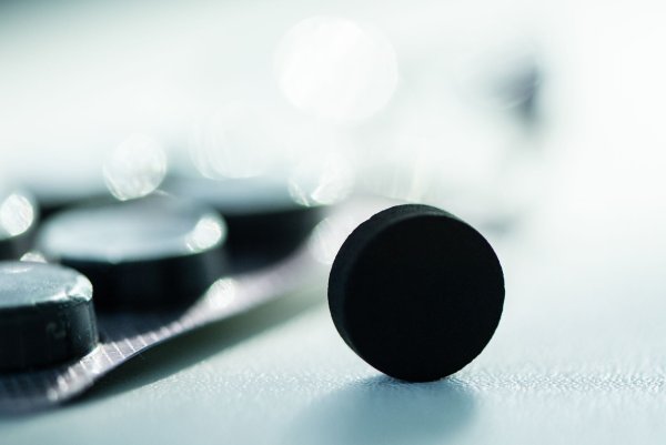 Kohletabletten kennen viele als Arzneimittel bei Durchfallerkrankungen. Sie helfen aber auch bei leichten Vergiftungen. - © Franziska Gabbert/dpa-tmn