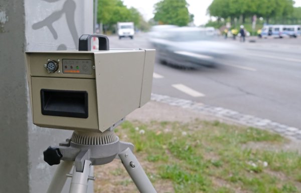 Die Kamera einer Geschwindigkeitsmesseinrichtung während einer Verkehrskontrolle (Symbolbild). - © Sebastian Willnow/dpa