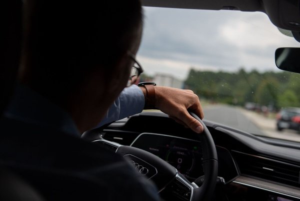 Längere Autofahrten sind herausfordernd für ADHS-Betroffene: Routenplanung, regelmäßige Pausen und Ablenkungsminimierung können helfen, Stress und Gefahren zu reduzieren. - © Zacharie Scheurer/dpa-tmn