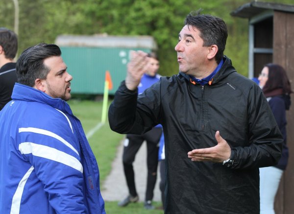 Diskussionen an der Seitenlinie: SC-Manager Sladjan Vucetic (links) und Trainer Miron Tadic. - © Sebastian Lucas