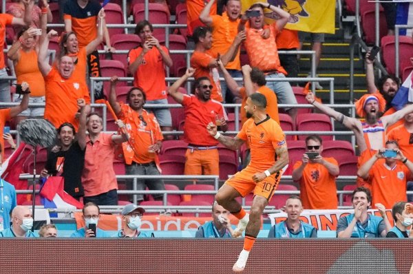 Die Niederländer um Torschütze Memphis Depay setzten sich in Amsterdam gegen Österreich durch. - © Peter Dejong/AP Pool/AP/dpa