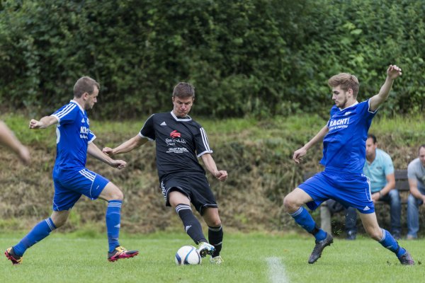 In Überzahl: In dieser Szene attackieren gleich zwei Spieler des FC Donop/Voßheide den ballführenden Asper André Plail. Werl-Aspe empfängt am Donnerstag den TuS Lüdenhausen, für die Voßheider steht ein Auswärtsspiel beim TSV Kirchheide an. - © Egon Penner