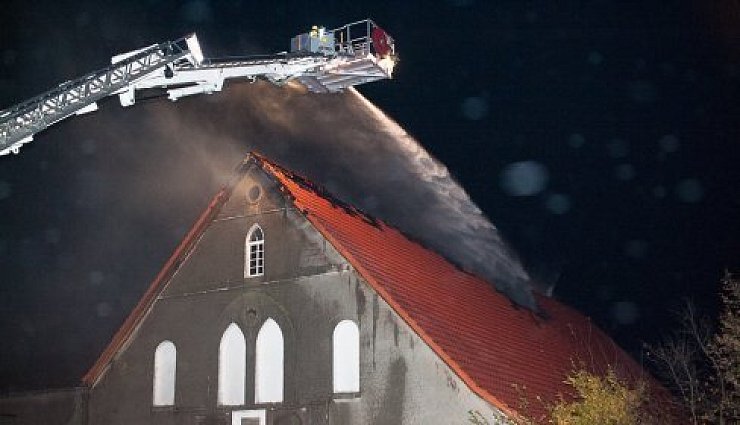 Zum Brand eines alten Bauernhauses wurden die Hiller Löschgruppen am späten Dienstagabend gerufen. - © FOTO: CHRISTIAN MATHIESEN