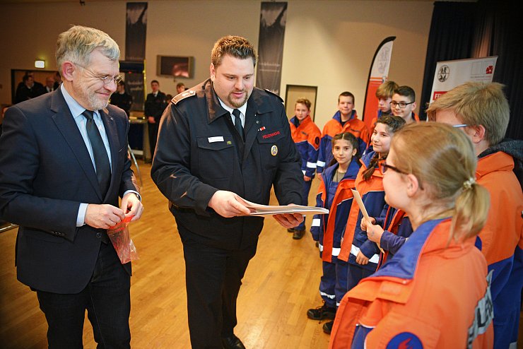Stadtjugendfeuerwehrwart Christian Heidemann und Bürgermeister Dr. Reiner Austermann vergeben die „Jugendflamme“ - © Nicole Ellerbrake