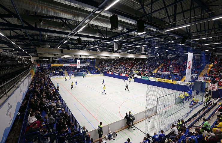 Eine pickepackevolle Lipperlandhalle: In Lemgo haben die besten lippischen Teams zum dritten Mal in Reihe vor jeweils 3700 Besuchern ihren Champion ermittelt. - © Yvonne Glandien