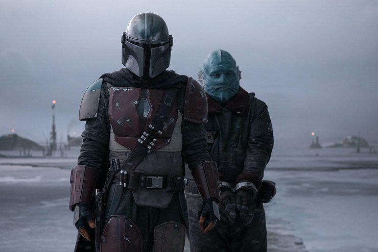 Pedro Pascal speilt den Mandalorianer und Horatio Saenz ist der Mythrol in "The Mandalorian", exklusiv auf Disney+. - © François Duhamel/Lucasfilm Ltd.