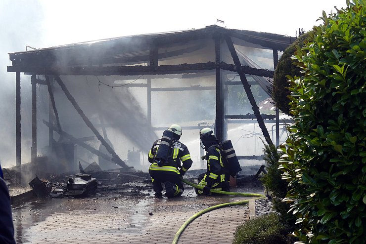 Carport brennt aus - © Marco Schweiger/Feuerwehr Detmold