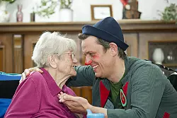 Andreas Bentrup von Clownskontakt schulte Mitarbeiter vom Marie-Schmalenbach-Haus in Herford und sang mit Bewohnern der Wohngruppe 5 - &copy; FOTO: CHRISTIAN WEISCHHE