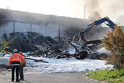 Seit den fr&uuml;hen Morgenstunden bek&auml;mpfen die Einsatzkr&auml;fte den Brand bei der Firma T&ouml;nsmeier. - &copy; Foto: Gocke