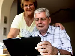 Vor allem Tablets haben bei Senioren das Interesse geweckt, Spiele auszuprobieren. - &copy; FOTO: DPA