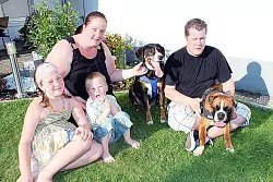 So darf sich bezeichnen, wer sich in einen Schützling verliebt und ihn dauerhaft behält. So ging es Sabrina und Sven Görder, ihren Kindern Anna Doreen und Mika sowie Boxer-Hündin "Else" (rechts) mit dem Berner-Mix "Sam". - © Foto: Reuner
